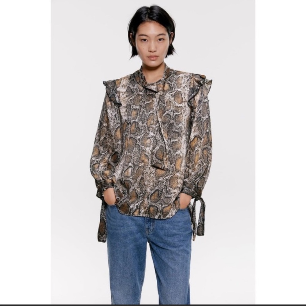🤍 Zara ruffled snakeskin blouse shirt satin size small